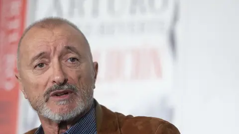 El escritor Arturo Pérez-Reverte La encendida respuesta de Arturo Pérez-Reverte