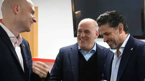 David Guerra, Javier tebas y Alejandro Irarragorri, en El Molinón. David Guerra, Javier tebas y Alejandro Irarragorri, en El Molinón.