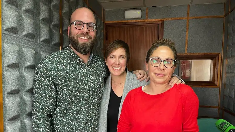 Clara Cano y Eli Delgado, integrantes de Regenera Studio, junto al periodista de Onda Cero Martí Rodríguez Clara Cano y Eli Delgado, integrantes de Regenera Studio, junto al periodista de Onda Cero Martí Rodríguez