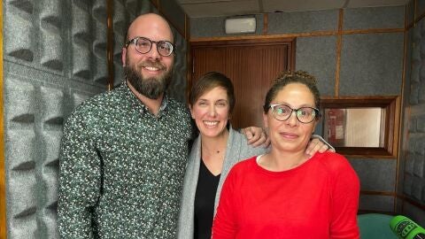 Clara Cano y Eli Delgado, integrantes de Regenera Studio, junto al periodista de Onda Cero Martí Rodríguez