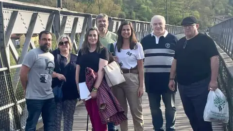 La candidata de Vox a la alcaldía de Oviedo, Sonsoles Peralta, con vecinos de Trubia. - VOX La candidata de Vox a la alcaldía de Oviedo, Sonsoles Peralta, con vecinos de Trubia. - VOX