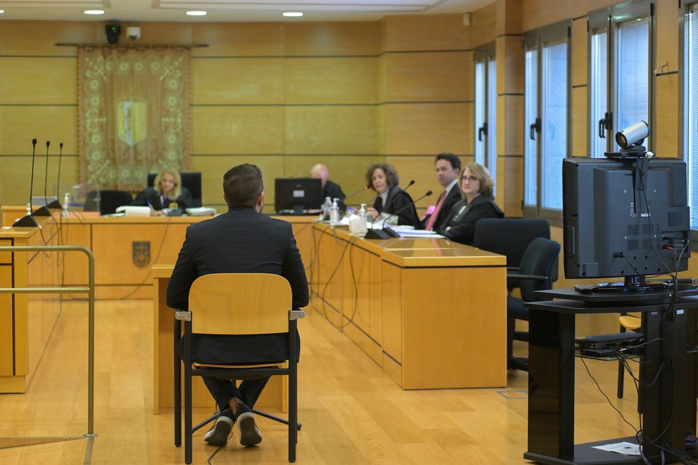 Acusado de amenazar en Valdepeñas a un hombre si no le daba 10.000 euros niega los hechos y alega que el dinero era para la venta de una casa Acusado de amenazar en Valdepeñas a un hombre si no le daba 10.000 euros niega los hechos y alega que el dinero era para la venta de una casa