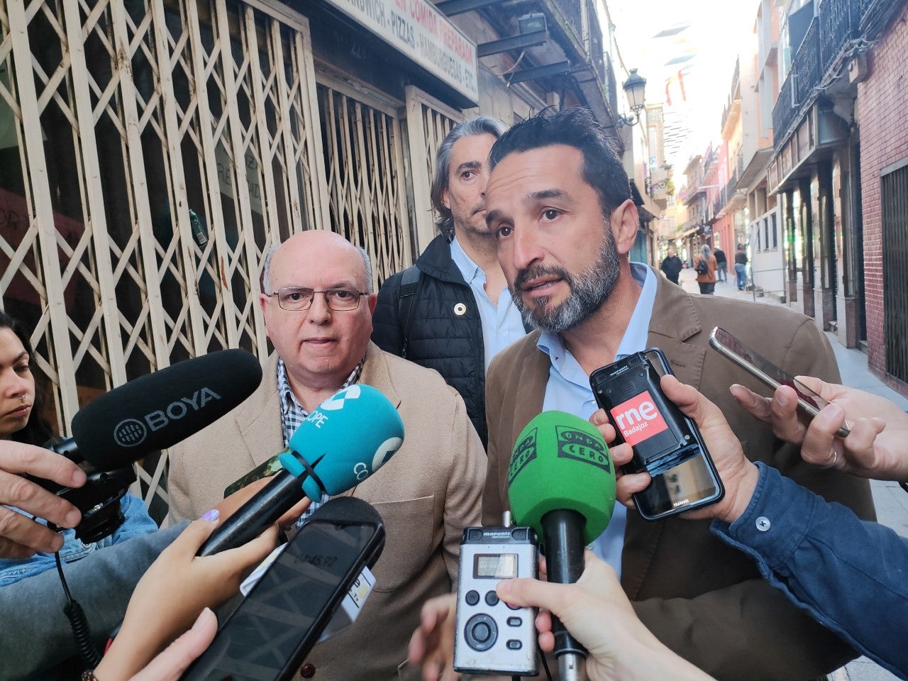 Cabezas pide responsabilidades al Consejero de Sanidad, José María Vergeles, tras la fuga de agua en el Hospital Universitario de Badajoz Cabezas pide responsabilidades al Consejero de Sanidad, José María Vergeles, tras la fuga de agua en el Hospital Universitario de Badajoz