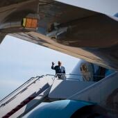 Biden saluda desde el Air Force One.