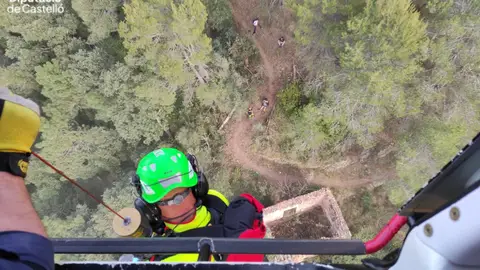 Rescatada en helicóptero una mujer lesionada en un pie en la Sierra de Espadán Rescatada en helicóptero una mujer lesionada en un pie en la Sierra de Espadán