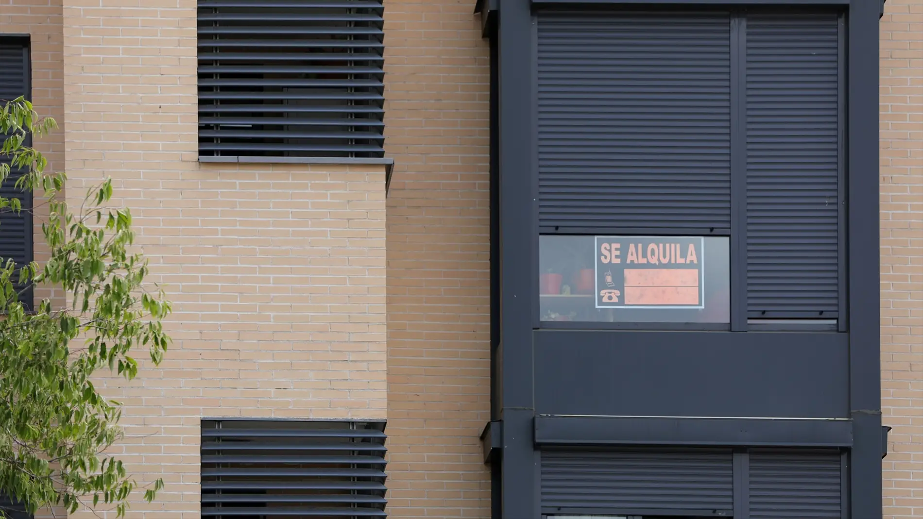 Imagen de una fachada en la que hay un cartel de 'se alquila'