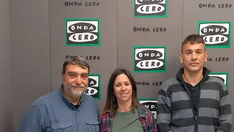 Antonio García junto a los portavoces de la Assemblea Municipalista de La Vila, Joana Agulló y Derek Thornell Antonio García junto a los portavoces de la Assemblea Municipalista de La Vila, Joana Agulló y Derek Thornell