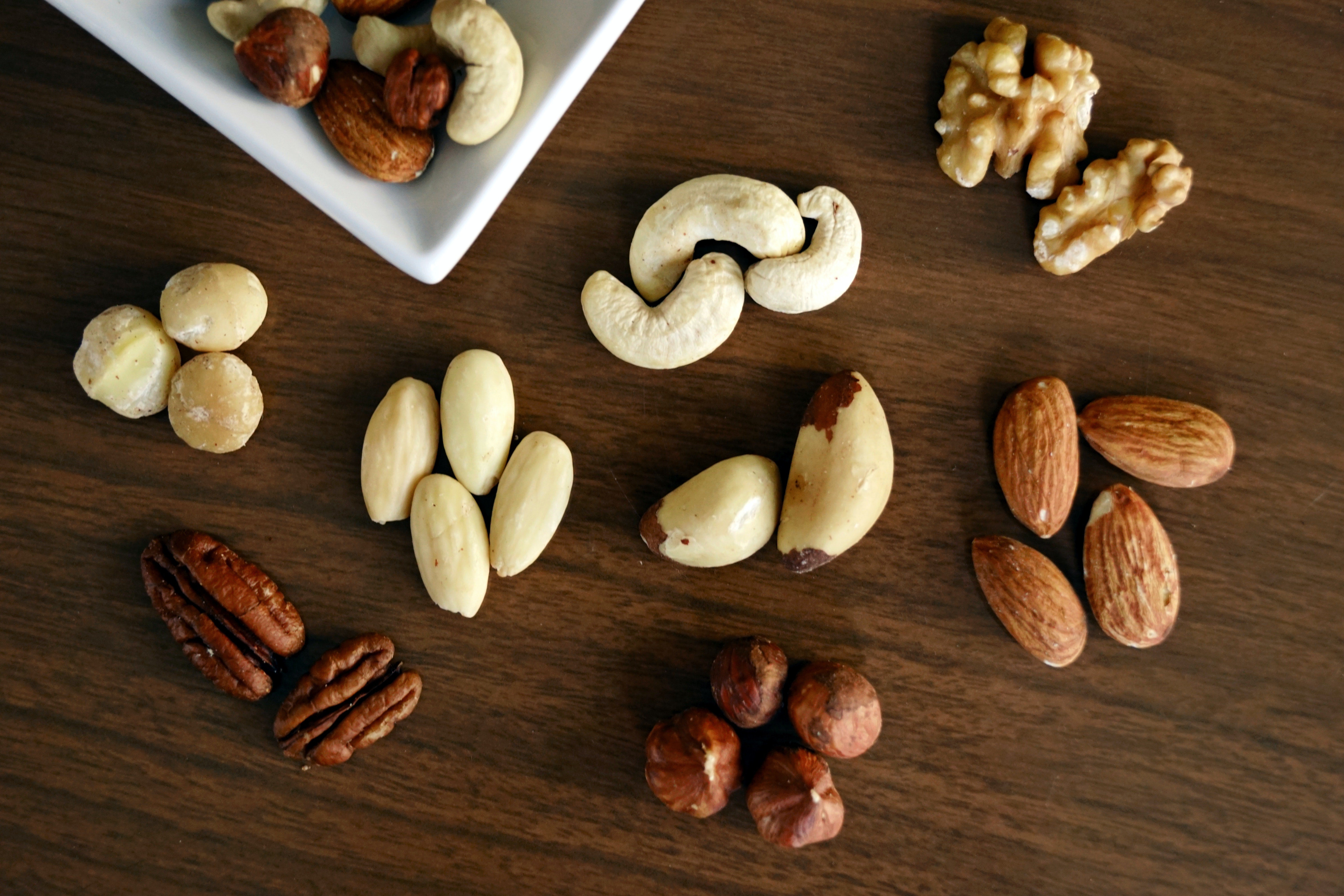 Imagen de archivo de diferentes tipos de frutos secos. Imagen de archivo de diferentes tipos de frutos secos.