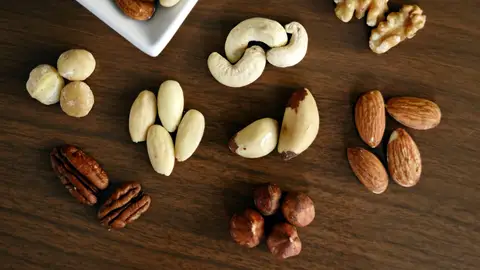 Imagen de archivo de diferentes tipos de frutos secos. Imagen de archivo de diferentes tipos de frutos secos.