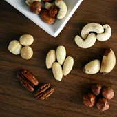 Imagen de archivo de diferentes tipos de frutos secos. Imagen de archivo de diferentes tipos de frutos secos.