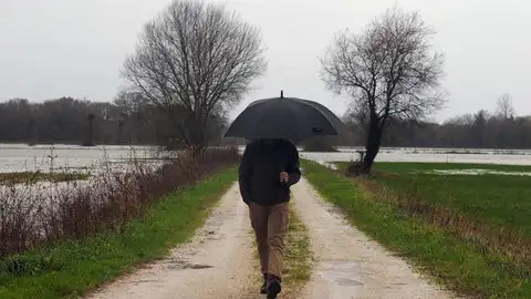 Imagen de un hombre caminando con un paraguas Imagen de un hombre caminando con un paraguas