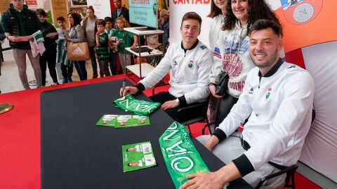 Sa&uacute;l Garc&iacute;a y Roko Baturina en firma de aut&oacute;grafos, Real Racing Club