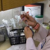 Enfermera practicante preparándose para administrar la vacuna contra el hérpes zoster