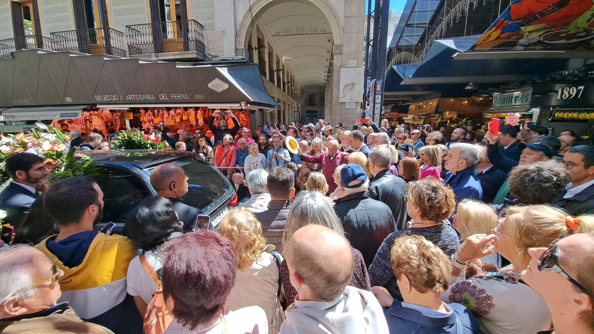 La Boqueria despide a Juanito, el m&iacute;tico camarero del bar Pinotxo