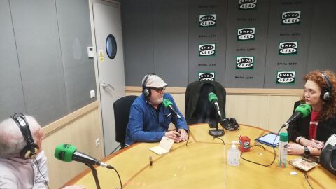 Estanislao Garc&iacute;a, Ram&oacute;n de Arcos y Anabel Rodr&iacute;guez durante la tertulia