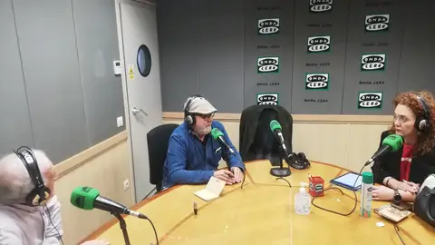 Estanislao García, Ramón de Arcos y Anabel Rodríguez durante la tertulia Estanislao García, Ramón de Arcos y Anabel Rodríguez durante la tertulia