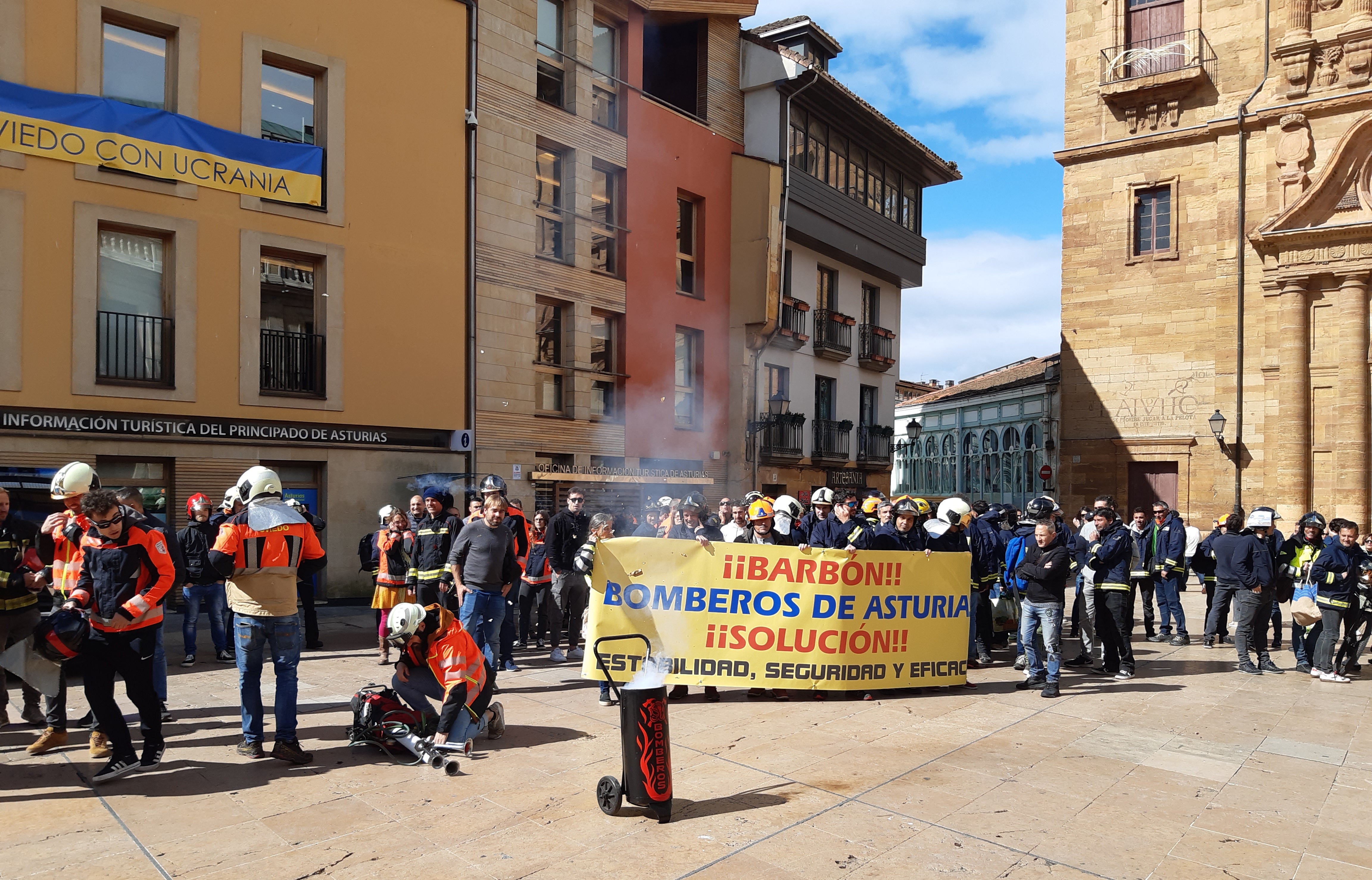 Los bomberos del Principado, Gijón y Oviedo exigen inversión para ampliar plantilla y mejorar el servicio Los bomberos del Principado, Gijón y Oviedo exigen inversión para ampliar plantilla y mejorar el servicio