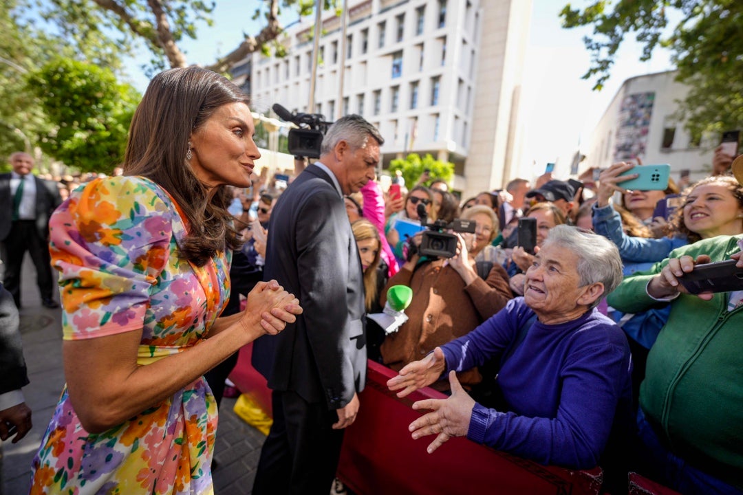 El mensaje de amor de una señora a la reina Letizia: "La quiero mucho a usted, a su marido y a sus hijas. El resto, a tomar por culo" El mensaje de amor de una señora a la reina Letizia: "La quiero mucho a usted, a su marido y a sus hijas. El resto, a tomar por culo"