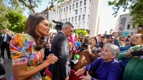 La reina Letizia saluda a las personas que la esperaban en Córdoba La reina Letizia saluda a las personas que la esperaban en Córdoba