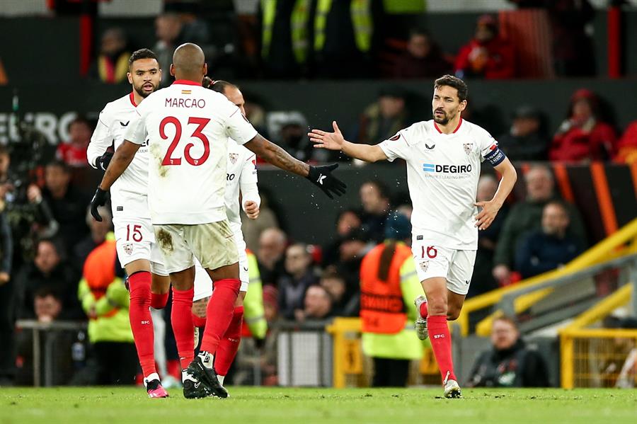 El Sevilla resucita en Old Trafford ante un United que se hirió a sí mismo El Sevilla resucita en Old Trafford ante un United que se hirió a sí mismo