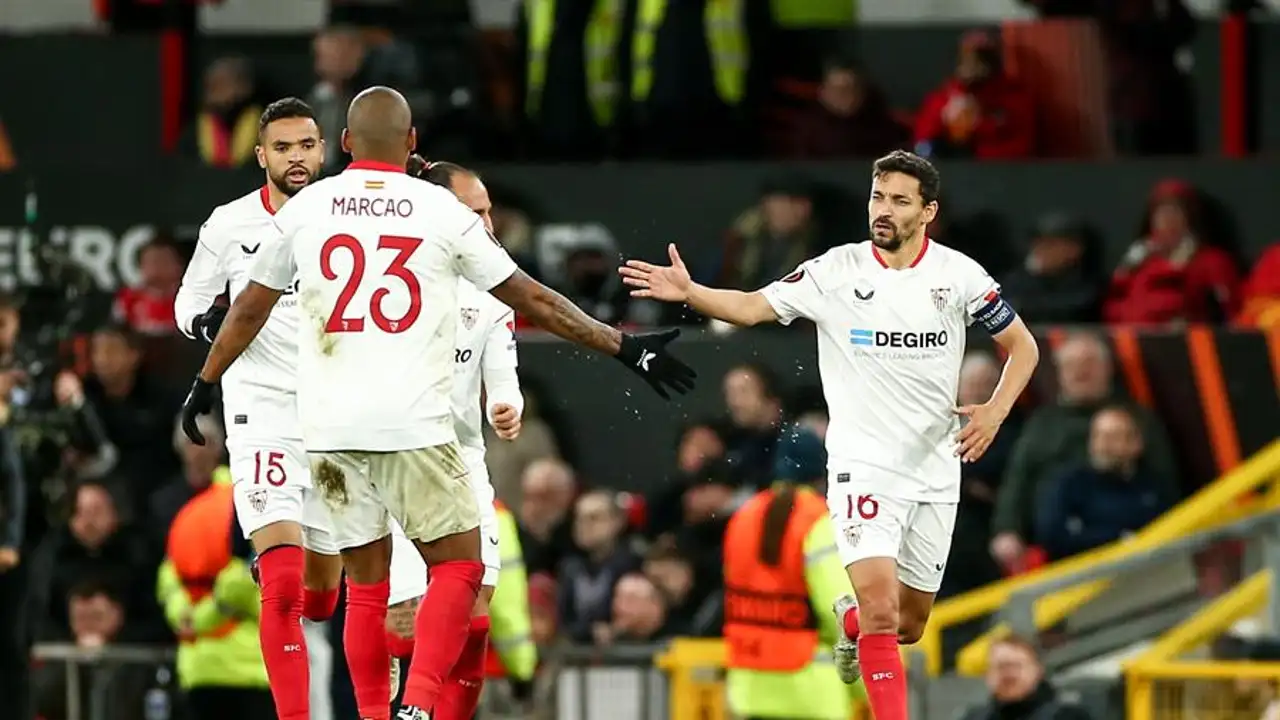 El Sevilla resucita en Old Trafford ante un United que se hirió a sí mismo El Sevilla resucita en Old Trafford ante un United que se hirió a sí mismo