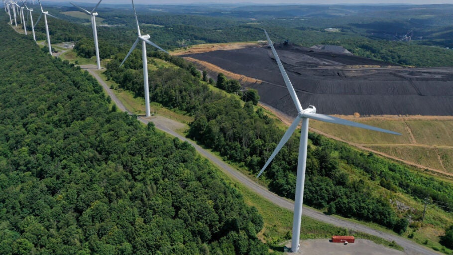 Imagen de archivo de molinos de viento generando energ&iacute;a e&oacute;lica