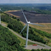 Imagen de archivo de molinos de viento generando energía eólica