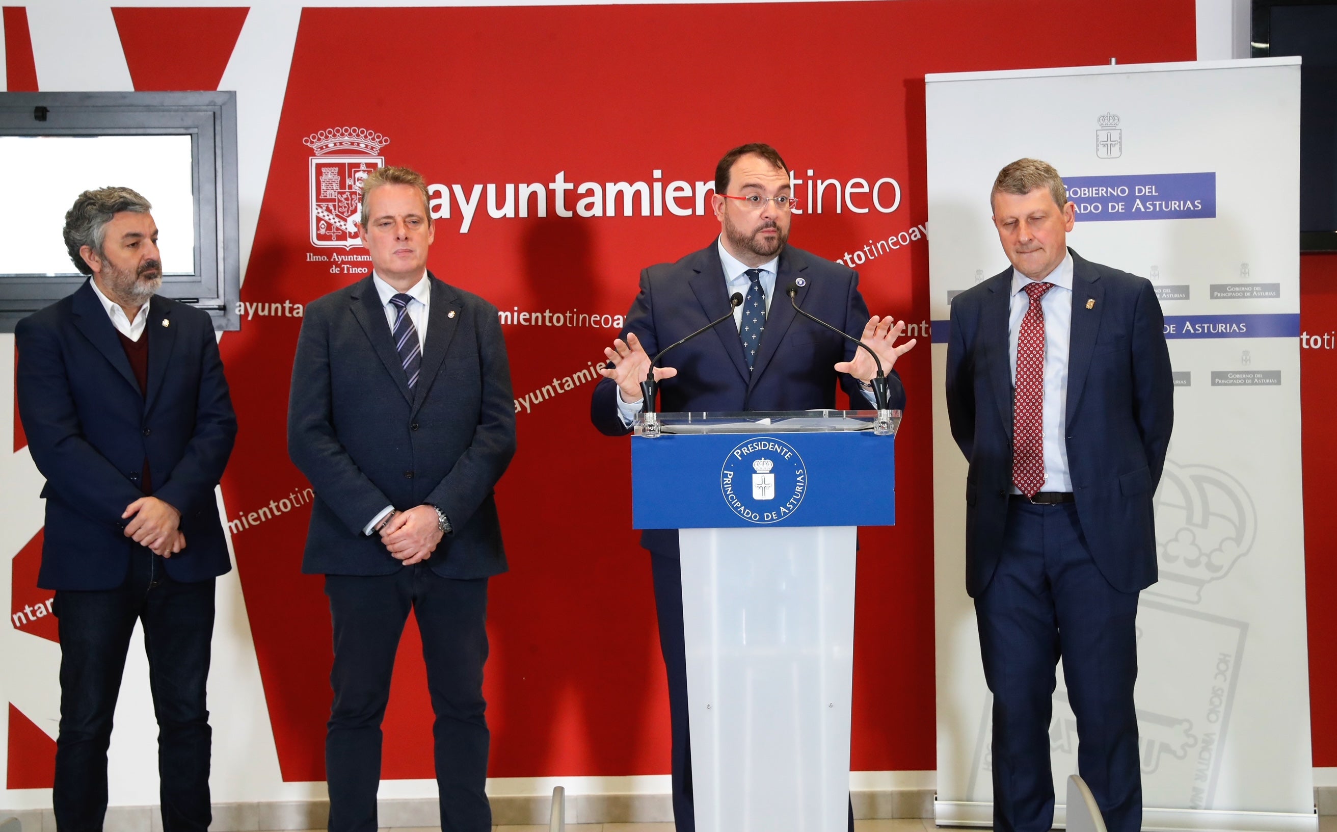 Adrián Barbón lidera la noche electoral en Asturias con el PP a dos diputados Adrián Barbón lidera la noche electoral en Asturias con el PP a dos diputados