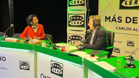 Isabel Mart&iacute;nez, alcaldesa de Higueruela, con Carlos Alsina