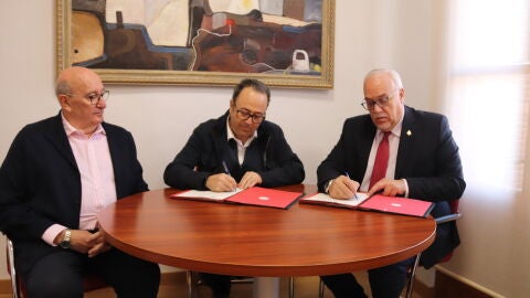 Firma del convenio entre Ayuntamiento de Manzanares y Asociaci&oacute;n Cultural El Zaque