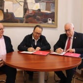 Firma del convenio entre Ayuntamiento de Manzanares y Asociación Cultural El Zaque