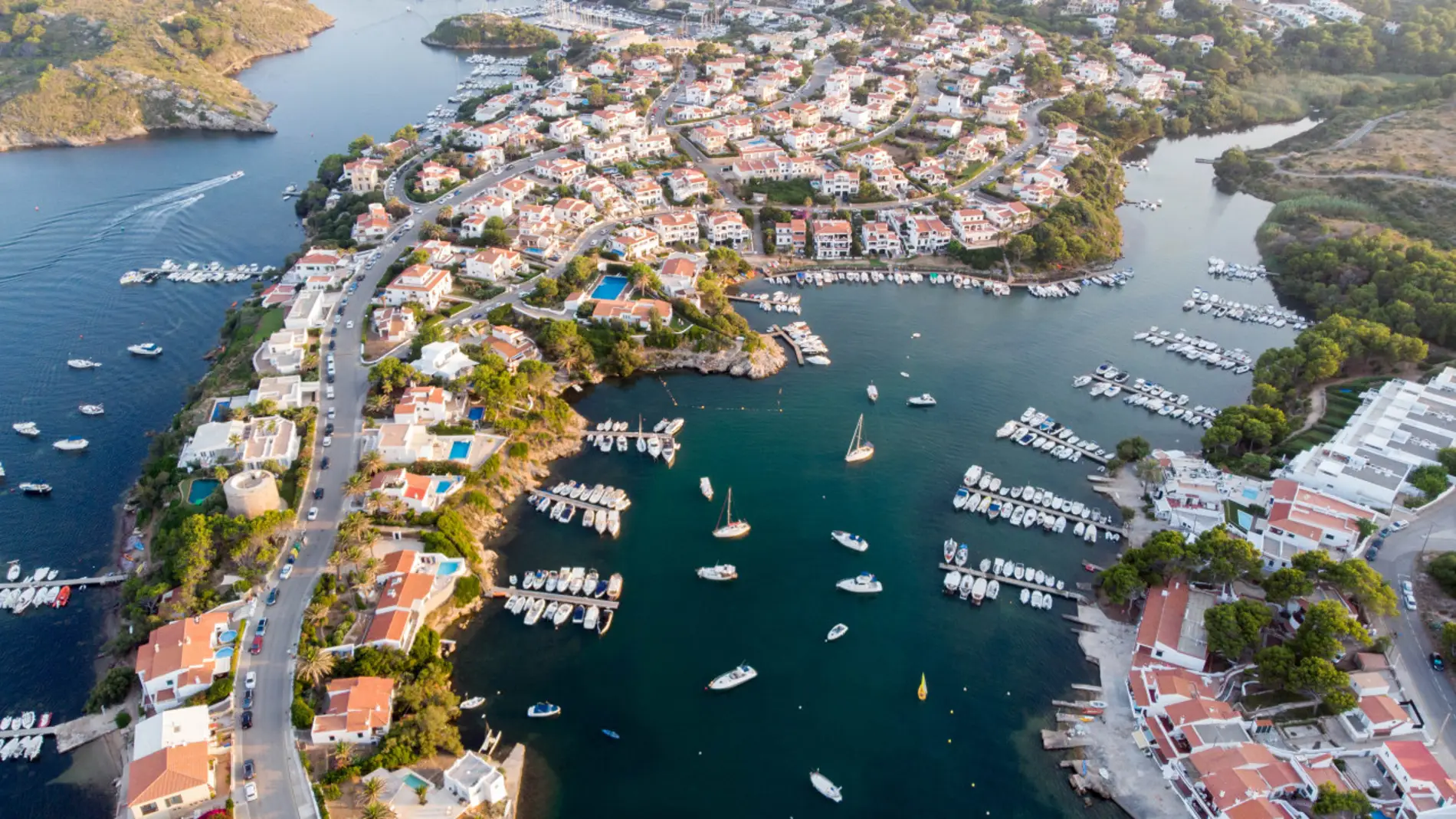 Imagen aérea de embarcaciones recreativas en Menorca. 