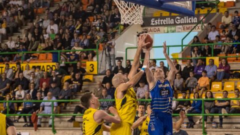 Oliver Artega tapona a un jugador de Ourense