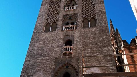 Montaje de los andamios en la cara norte de la Giralda para llevar a cabo la restauración de esta parte de la Torre