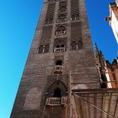 Montaje de los andamios en la cara norte de la Giralda para llevar a cabo la restauración de esta parte de la Torre