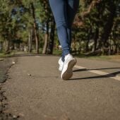La OMS especifica cómo y cuánto debes caminar al día para estar más saludable
