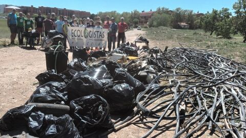 Voluntarios alcala&iacute;nos se suman a la convocatoria de Ecologistas en Acci&oacute;n Alcal&aacute; para limpiar una parcela situada en zona ZEPA