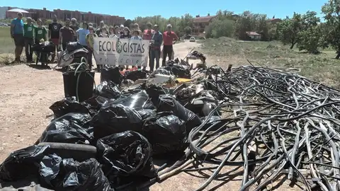 Voluntarios alcalaínos se suman a la convocatoria de Ecologistas en Acción Alcalá para limpiar una parcela situada en zona ZEPA Voluntarios alcalaínos se suman a la convocatoria de Ecologistas en Acción Alcalá para limpiar una parcela situada en zona ZEPA
