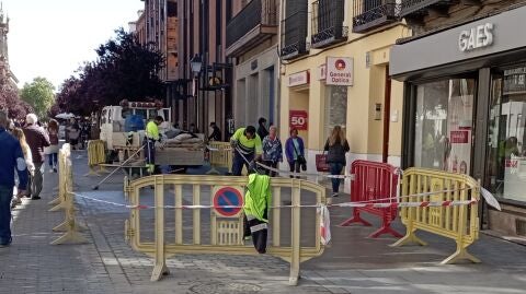 En marcha diversas labores de mantenimiento en la zona peatonal del casco hist&oacute;rico para reparar losas deterioradas