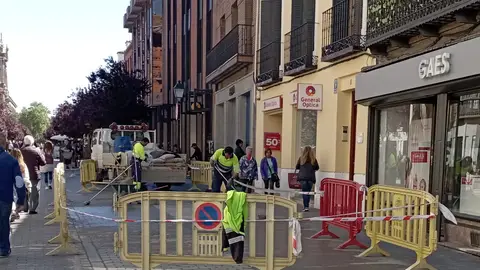 Trabajos de mantenimiento en la calle Libreros de Alcalá de Henares En marcha diversas labores de mantenimiento en la zona peatonal del casco histórico para reparar losas deterioradas
