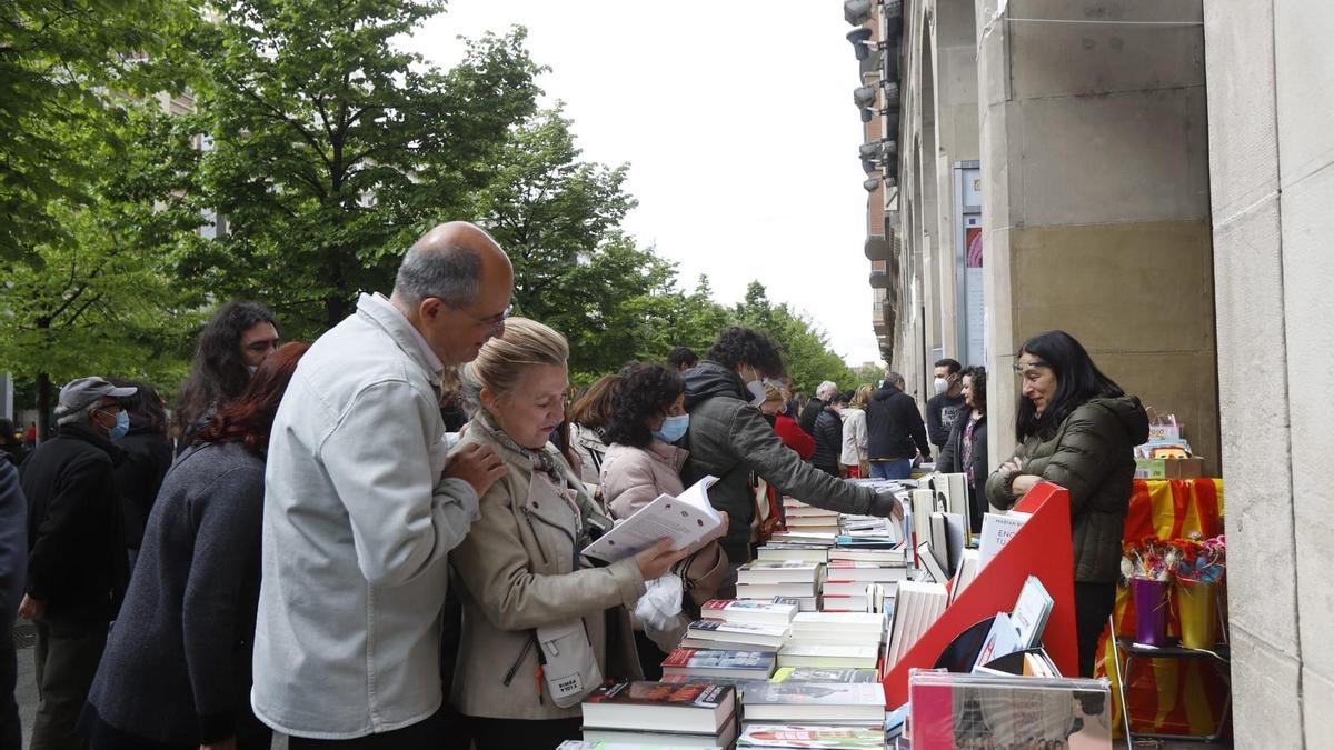 Día del libro 2025: entrega del premio Cervantes a Álvaro Pombo y fiesta de rosas y libros en Barcelona por Sant Jordi Día del libro 2025: entrega del premio Cervantes a Álvaro Pombo y fiesta de rosas y libros en Barcelona por Sant Jordi