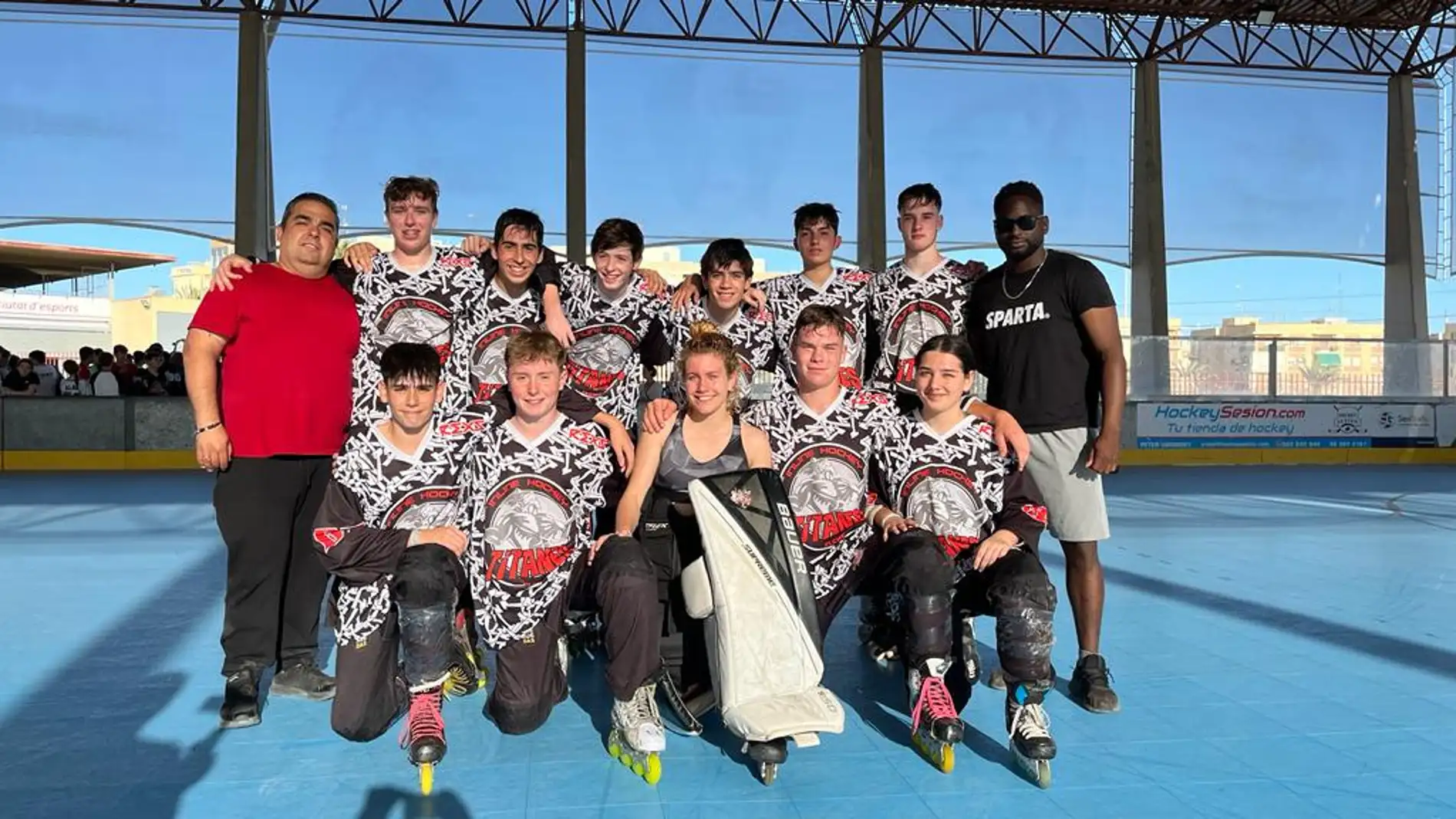 Equipo juvenil del 'Titanes Elche' que se ha proclamado campeón autonómico de hockey línea.