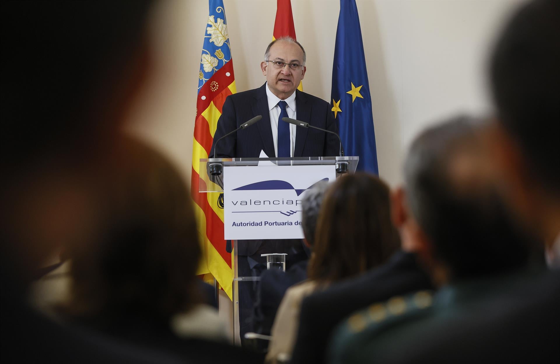 Calabuig, sobre el Puerto de València, tras tomar posesión como presidente: "Hay espacio para el acuerdo" Calabuig, sobre el Puerto de València, tras tomar posesión como presidente: "Hay espacio para el acuerdo"