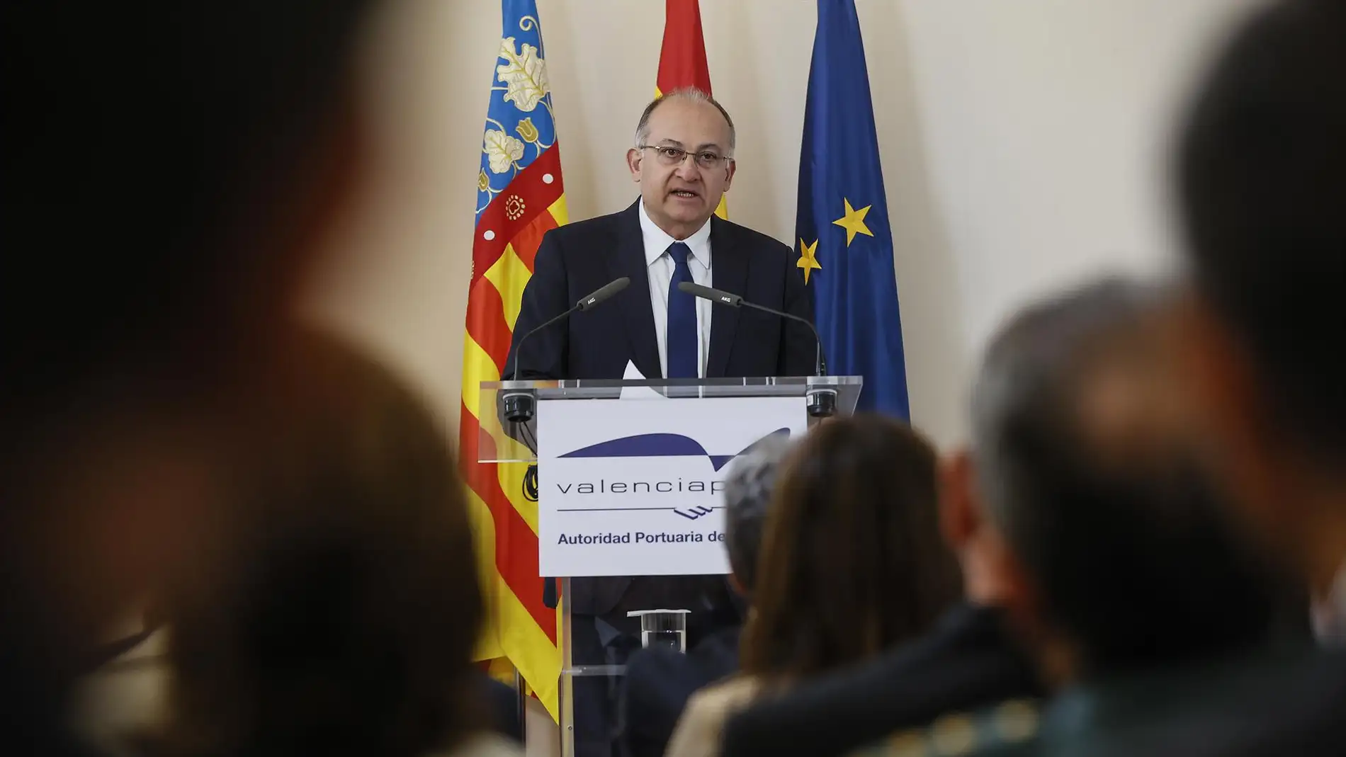 El presidente de la Autoridad Portuaria de Valencia, Joan Calabuig, toma posesión de su cargo en el edificio del Reloj del Puerto de Valencia, a 18 de abril de 2023. - 