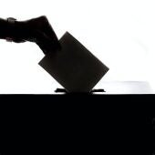 Imagen de una mano metiendo el voto en la urna