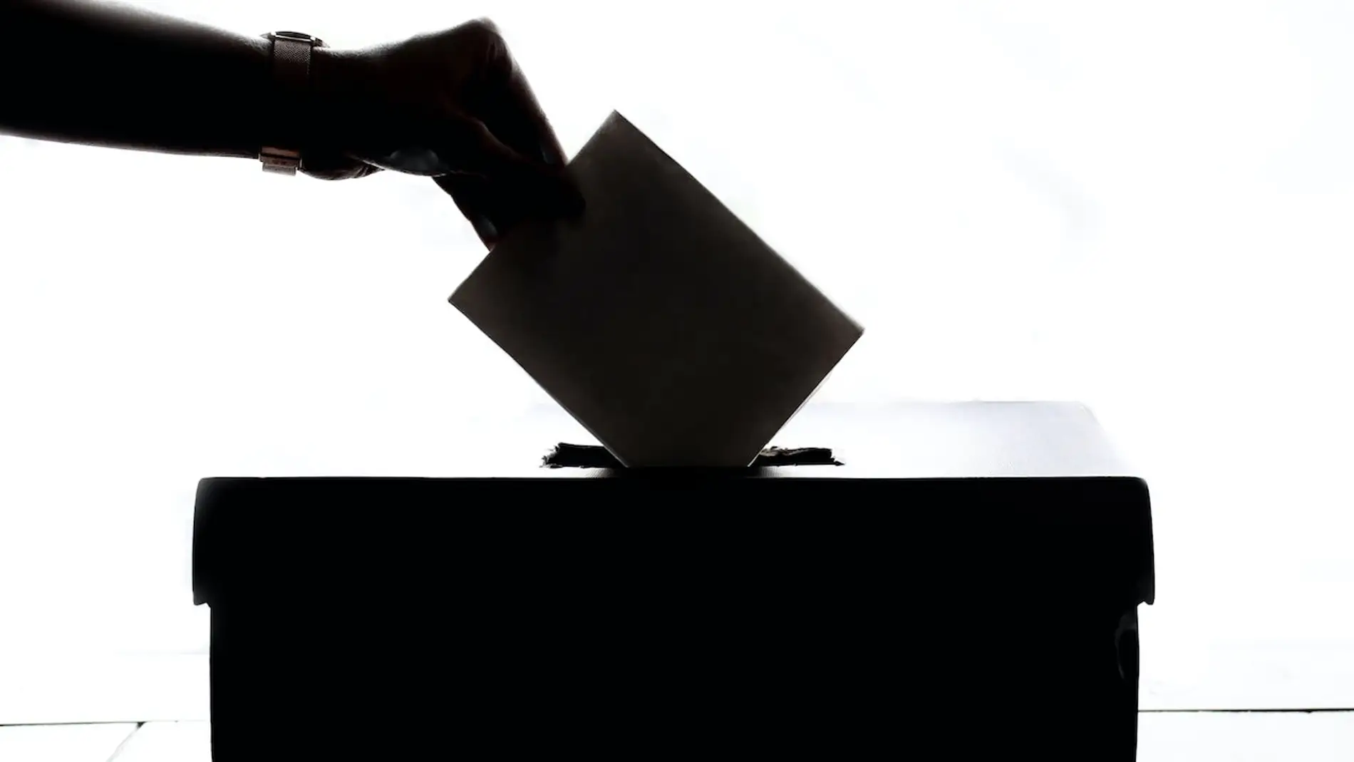 Imagen de una mano metiendo el voto en la urna