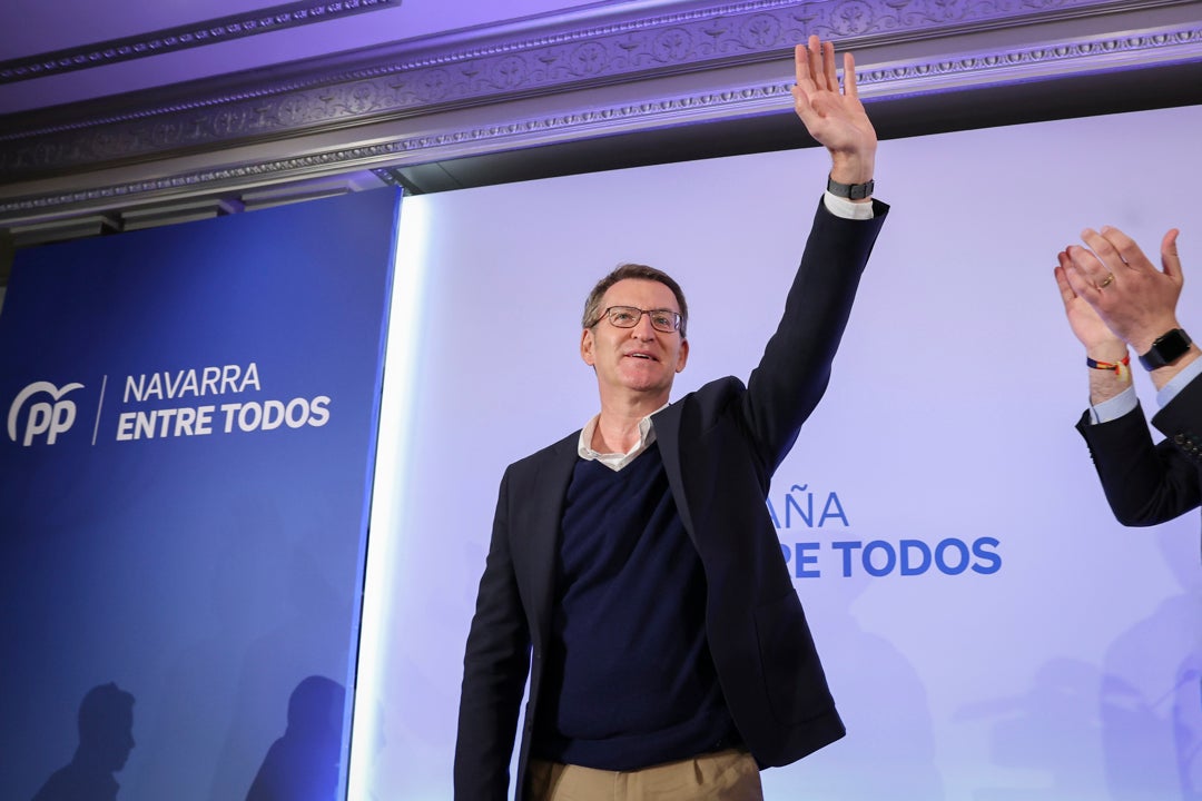 Podemos se desplomaría tras la irrupción de Sumar y Feijóo mantendría su mayoría absoluta junto a Vox Podemos se desplomaría tras la irrupción de Sumar y Feijóo mantendría su mayoría absoluta junto a Vox