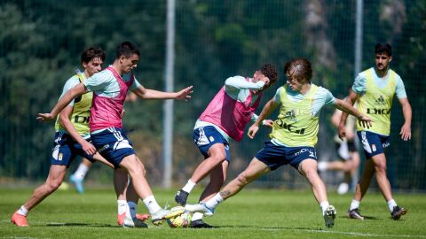 18-4-2023 Los jugadores del Oviedo, en el entrenamiento de esta ma&ntilde;ana en El Requex&oacute;n