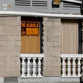 Carteles de alquiler en un piso de Madrid Carteles de alquiler en un piso de Madrid