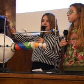 Dos alumnas muestran su trabajo de investigación en el Encuentro científico